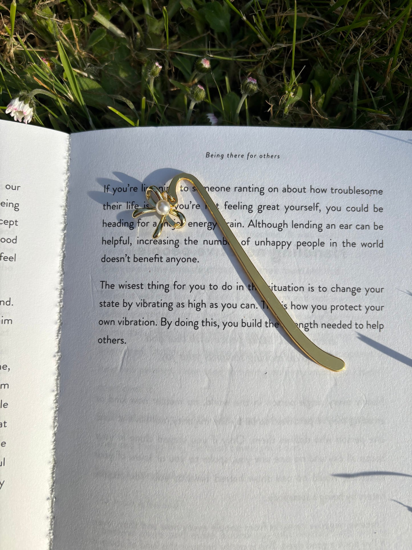 Gold bow pearl bookmark