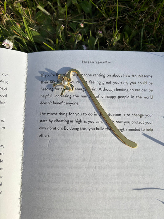 Gold bow pearl bookmark